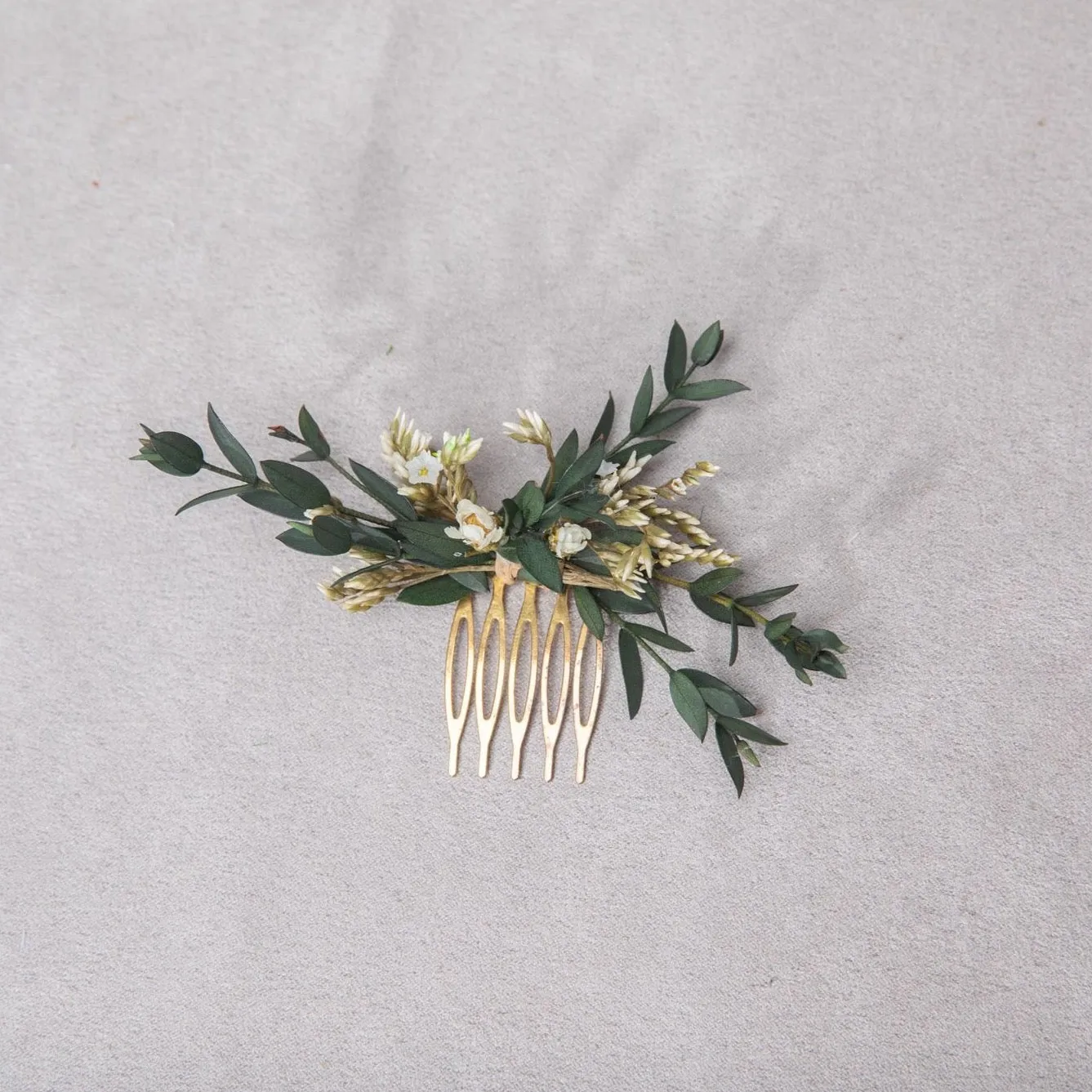 Greenery mini flower hair comb Wedding hair comb Eucalyptus Bridal accessories Greenery flower hair comb Magaela Natural