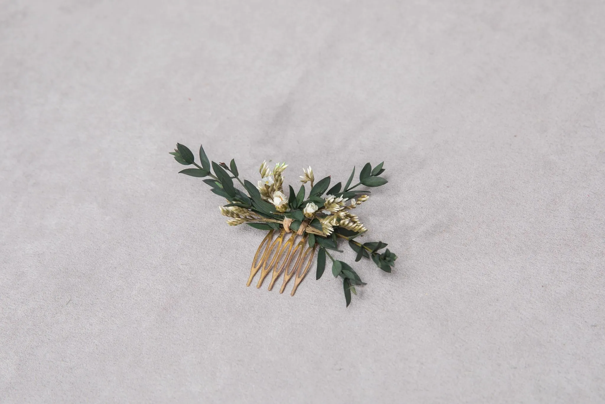 Greenery mini flower hair comb Wedding hair comb Eucalyptus Bridal accessories Greenery flower hair comb Magaela Natural