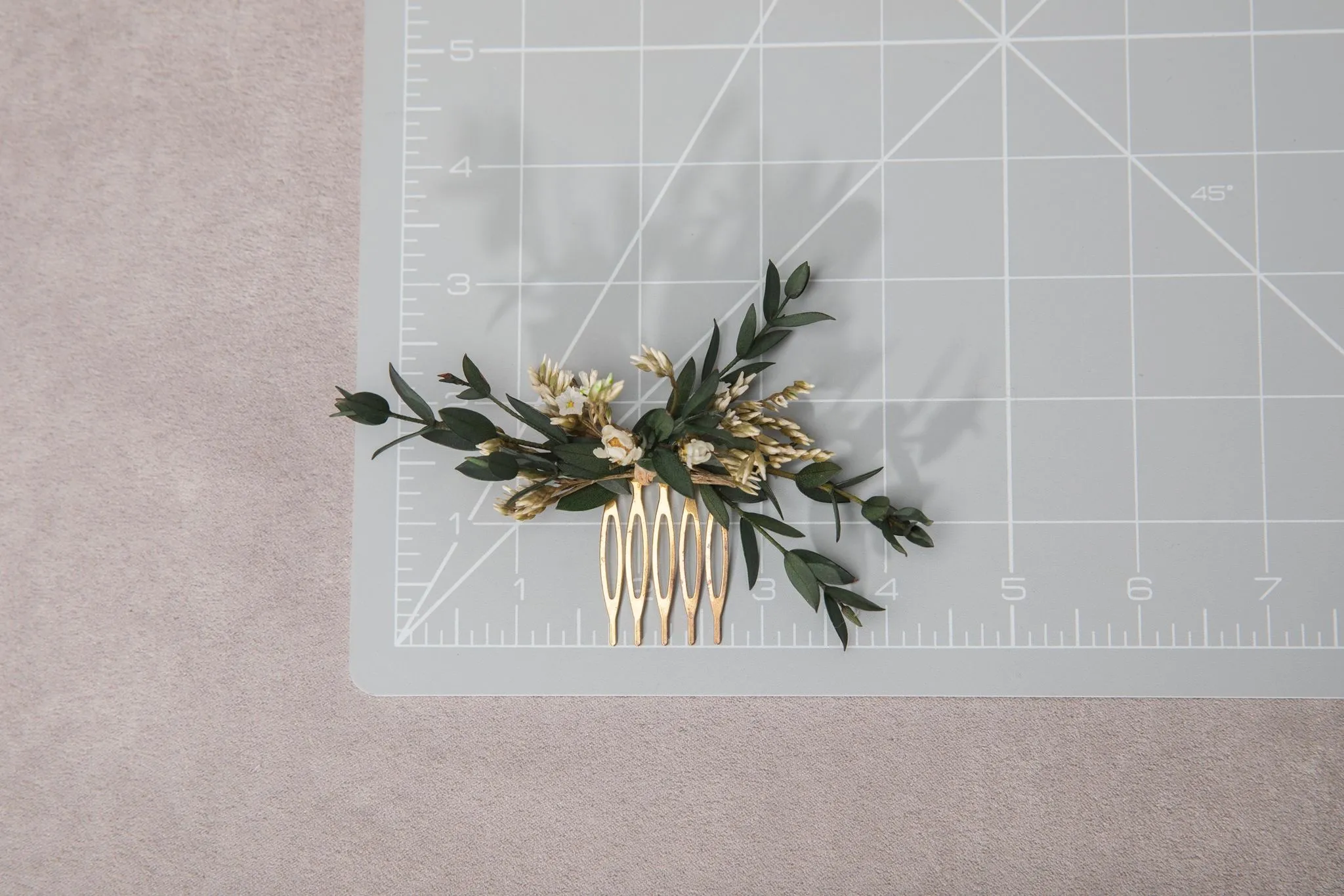 Greenery mini flower hair comb Wedding hair comb Eucalyptus Bridal accessories Greenery flower hair comb Magaela Natural