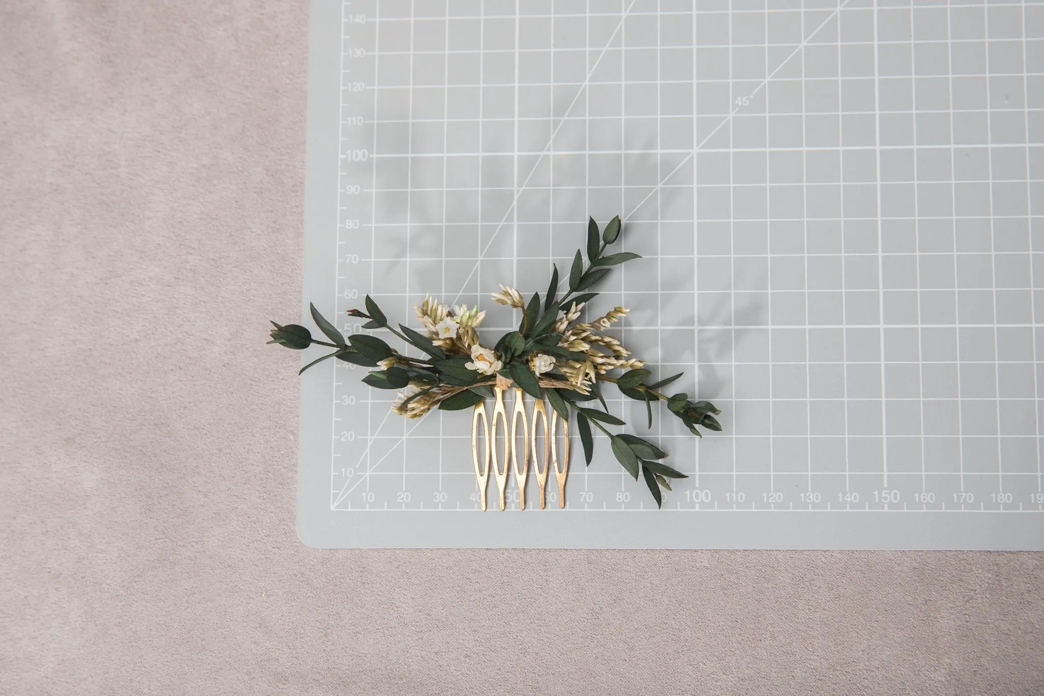 Greenery mini flower hair comb Wedding hair comb Eucalyptus Bridal accessories Greenery flower hair comb Magaela Natural