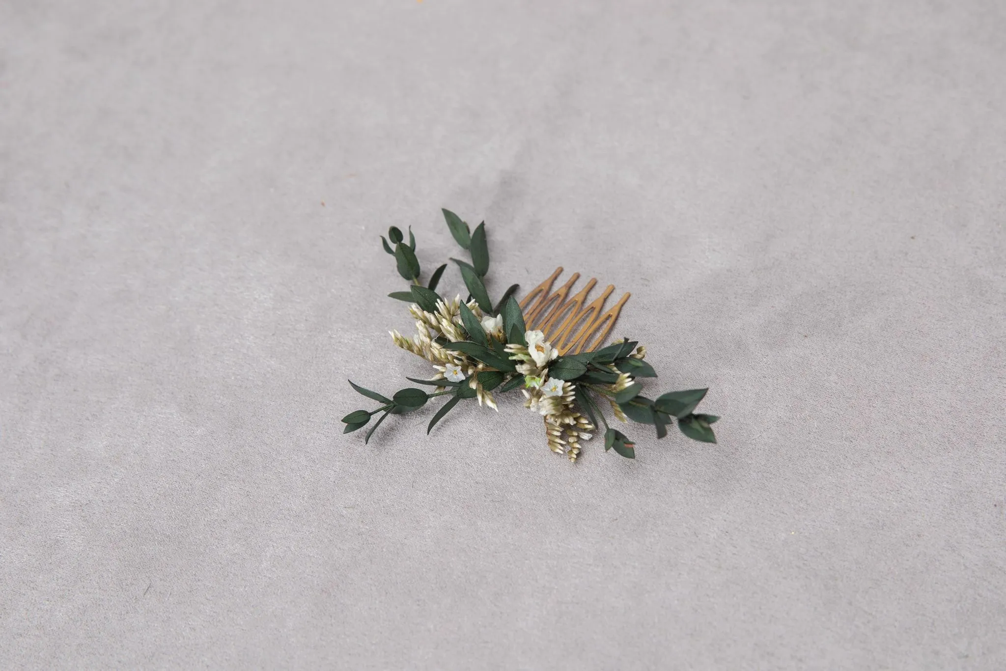 Greenery mini flower hair comb Wedding hair comb Eucalyptus Bridal accessories Greenery flower hair comb Magaela Natural